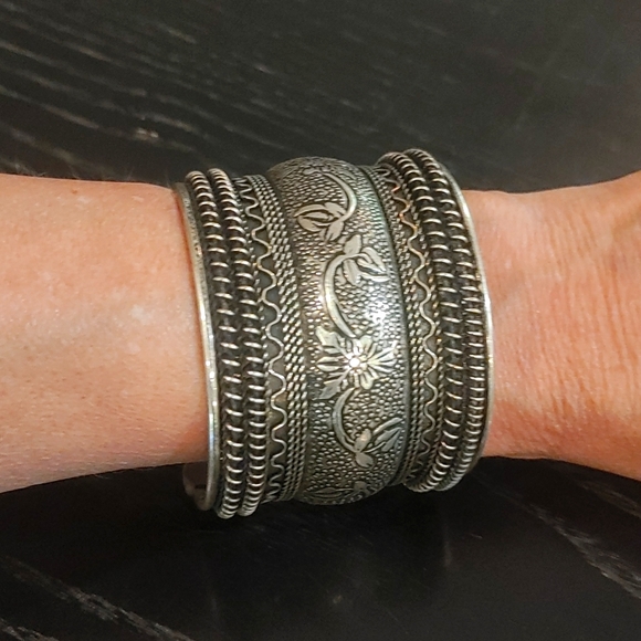 Wide Band Silver Bracket - Picture 3 of 3